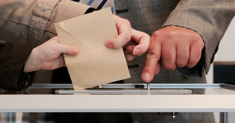 Ventajas de las votaciones digitales frente al voto a mano alzada